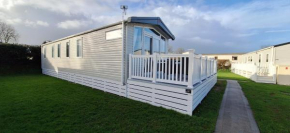 Devon Bay 3BR Caravan - Hot Tub & Pet-Friendly